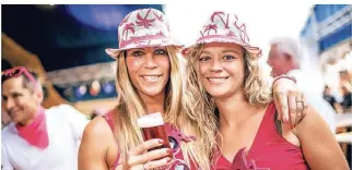  ??  ?? Christine (38) und Simone (33) v.l. haben sich tolle Flamingo-Brillen für den bunten Kirmesaben­d besorgt. Leider sind die zu groß, um sie auf der Nase zu tragen.