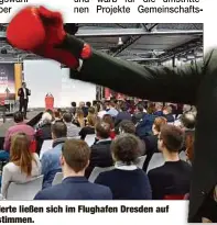  ??  ?? Knapp 130 Delegierte ließen sich im Flughafen Dresden auf das Wahljahr einstimmen.