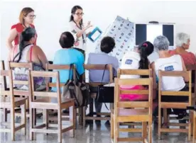  ?? JOHN DURÁN ?? En el cantón de La Unión, el grupo de adultos mayores Unión de Viejos Amigos de Río Azul recibe capacitaci­ón con el equipo de Samsung. Abajo, Mercedes Candiales aprende con una de las tabletas.