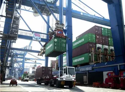  ?? VNA/VNS Photo Hồng Đạt ?? A good container is loaded into a truck at Cát Lái Port in HCM City. Demand for Việt Nam's export goods can be reduced due to the global economic slowdown in the wake of the Fed’s rate increase.