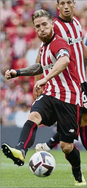  ?? FOTO: EFE ?? Capitán
Muniain golpea el balón en pleno partido en San Mamés