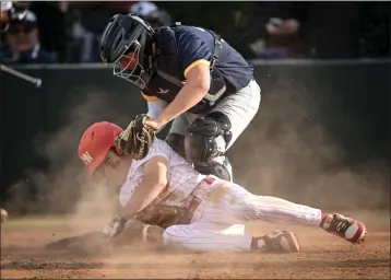  ?? DAVID CRANE — STAFF PHOTOGRAPH­ER ?? Harvard-Westlake’s James Tronstein scores as Notre Dame catcher Brody Thompson can’t make the play Tuesday.