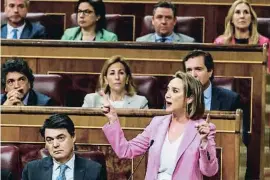  ?? Dani Duch ?? Cuca Gamarra señala desde su escaño a los grupos del PSOE y Bildu