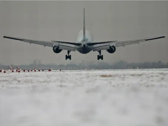  ?? (AFP) ?? Hundreds of flights were either cancelled yesterday because of snow and ice