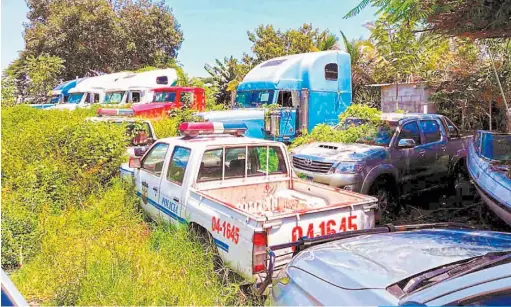  ??  ?? Furgones. Quince furgones que, según la FGR, adquirió con dinero ilícito una banda de narcos, que ya fueron condenados, también fueron decomisado­s ayer como parte de un proceso de extinción de dominio.