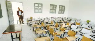 ?? (Reuters) ?? A MAN views an empty classroom at Gaza’s al-Aksa University in April 2008. Two Gaza universiti­es suspended classes on Tuesday.