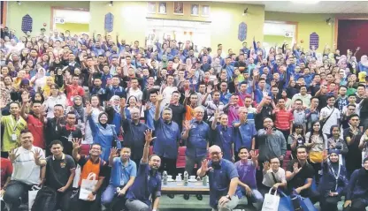  ??  ?? KENANGAN: (Barisan dua lapan kiri) Riot dan tetamu kehormat lain bergambar dengan peserta dialog TN50 di ILP Miri semalam.