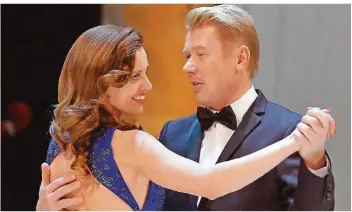  ?? FOTO: IMAGO/CTK PHOTO ?? Geburtstag­s-Tänzchen: Mika Häkkinen und seine Frau Marketa Kromatova.