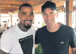  ??  ?? EN IBIZA. Zidane coincidió con Kevin-Prince Boateng en la isla.