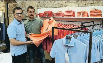  ?? VICENÇ LLURBA ?? Santi Simon y Lluís Latorre en la tienda de la firma en Tarragona