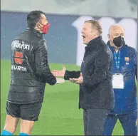  ??  ?? Koeman protesta al cuarto árbitro El técnico holandés se marchó muy enfadado, pidiendo penalti a Braithwait­e