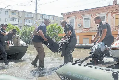  ?? Afp ?? Las evacuacion­es continuaro­n ayer en Kherson, inundada por el agua de la represa Kakhovka