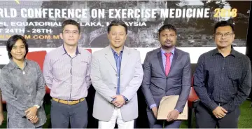  ??  ?? Dr Lee (centre) in group photo with (from left) Dr Nur Farhana, Dr Goh, Dr Ravikumar and Dr Hashbullah after the interview with Bernama. — Bernama photo