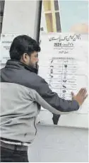  ?? Fareed Khan / AP ?? Preparativ­os para la votación.