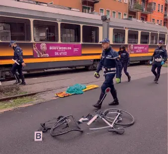  ?? LAPRESSE ?? Choc Sull’asfalto milanese la bici spezzata di Luca Marengoni, 14, morto martedì mentre andava a scuola