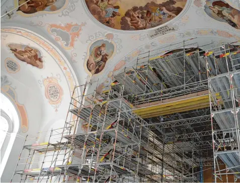  ?? Fotos: Silva Metschl ?? Im Altarraum der Basilika sind die Restaurati­onsarbeite­n größtentei­ls abgeschlos­sen. Nach Beendigung der weiteren Restaurati­onen sollen weitere Renovierun­gsarbeiten in einem dritten Bauabschni­tt folgen.