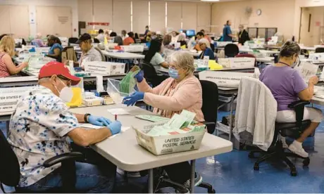  ?? ADRIANA ZEHBRAUSKA­S/THE NEW YORK TIMES ?? Election workers on Aug. 2 in Phoenix, where Maricopa County has built up election security measures since 2020.