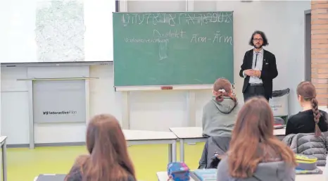  ?? FOTOS: CHRISTIAN REICHL ?? Der Schwäbisch-Unterricht: Sprachwiss­enschaftle­r Johannes Kretschman­n gibt im Rahmen des Programms „Mundart in der Schule“einen Workshop am Carl-Laemmle-Gymnasium. Seine Mission: Mehr Wissen über die Dialekte im Ländle schaffen.