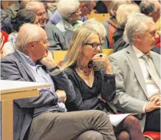  ?? FOTO: BERND TREFFLER ?? Annegret Kneer, die frühere Leiterin des Wangener Hospizes Georg (links) während der Informatio­nsveransta­ltung. ihr
