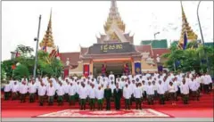  ?? HENG CHIVOAN ?? Lawmakers take a group photo with King Norodom Sihamoni on Wednesday.