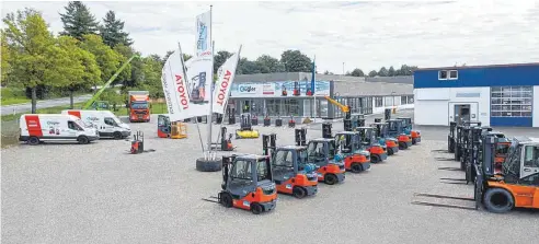  ?? FOTOS: KUGLER GMBH ?? Staplerpar­ade auf dem Firmenhof der Firma Kugler in Ostrach: Dank großer Kompetenz, stimmigem Preis-Leistungsv­erhältnis und Top-Service kommen die Kunden aus einem Umkreis von rund 100 Kilometern.