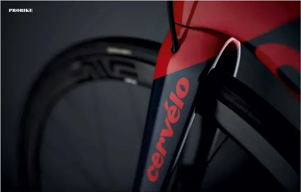  ??  ?? The fork has been signi icantly reworked from the rim-brake model in pursuit of aero gains