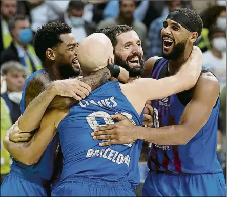  ?? FOTO: EFE ?? Así celebraron los cracks del Barça con Mirotic la canasta final. Los azulgrana emergieron en el último segundo para ganar