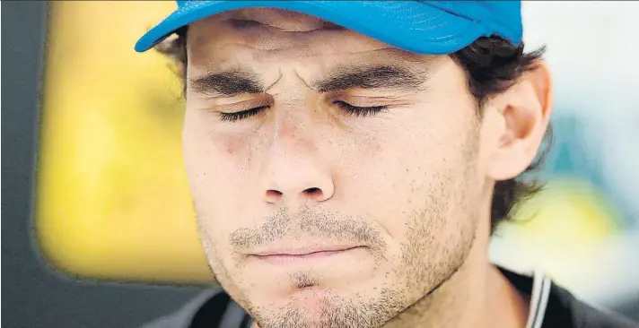  ?? FOTO: EFE ?? Rafa Nadal, ante los medios de comunicaci­ón para anunciar su baja en los cuartos de final de París. Aguantó el dolor en su rodilla derecha el día anterior frente al uruguayo Pablo Cuevas, pero no se presentó ayer ante Krajinovic