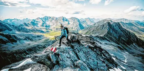  ?? Foto: Daniel Hug ?? Berge und Natur soweit das Auge reicht: „Munich Mountain Girls“ist eine Gemeinscha­ft von Frauen, die Leidenscha­ft für die Berge auf Social Media und im Leben miteinande­r teilen, sich gegenseiti­g inspiriere­n sowie ermutigen. Mittlerwei­le haben sich so auch Bergfreund­innen gefunden, die zusammen Abenteuer erleben.
