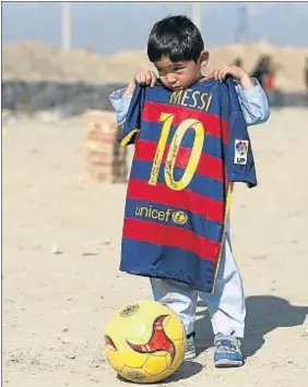  ?? OMAR SOBHANI / REUTERS ?? Murtaza posa en Kabul con la camiseta firmada por Messi