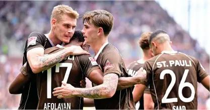  ?? BILD: TIMGROOTHU­IS ?? Eric Smiths (till vänster) St. Pauli tog en ny tung seger i jakten på Bundesliga-avancemang när man slog tvåan Holstein Kiel borta i fredags kväll och drygade ut sin serieledni­ng till sex poäng.