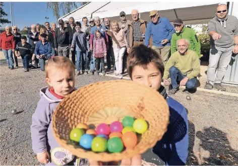  ?? RP-FOTO: EVE ?? Der Nachwuchs der Boule-Sportler zeigt ein Körbchen mit „Schweichnc­hen“. So heißt der kleine Ball, dem man sich mit den Kugeln nähern muss.