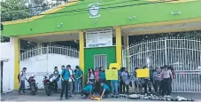  ??  ?? MALESTAR. En las afueras del colegio se llevaron a cabo varias protestas por las suspension­es de las graduacion­es.