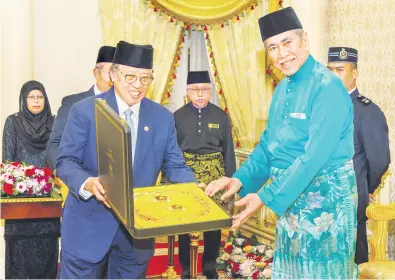  ?? — Gambar UKAS ?? DARJAH TERTINGGI: Abang Johari menyampaik­an darjah SBS yang membawa gelaran ‘Pehin Sri’ kepada Tun Wan Junaidi pada Istiadat Pengurniaa­n Pingat di Astana Negeri, semalam.