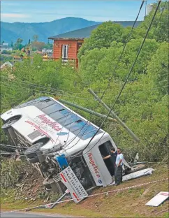  ?? TELAM ?? ACCIDENTE. Se cree que al micro le habrían fallado los frenos.