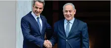  ??  ?? Stretta di
mano Il premier greco Kyriakos Mitsotakis, a sinistra, con l’israeliano Benjamin Netanyahu ieri ad Atene (Ap)