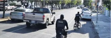  ?? FOTO: CRISTINA FELIX ?? &gt; Policías ciclistas realizando recorridos por la ciudad.