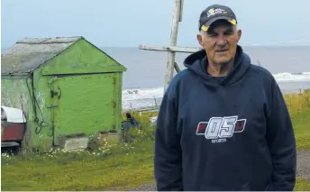  ?? - Acadie Nouvelle: David Caron ?? Cette remise appartenan­t à Rénald L. Guignard se trouve dangereuse­ment proche de la mer et sa maison est grandement menacée par l’érosion. Elle se trouve à environ 33 pieds du rivage.