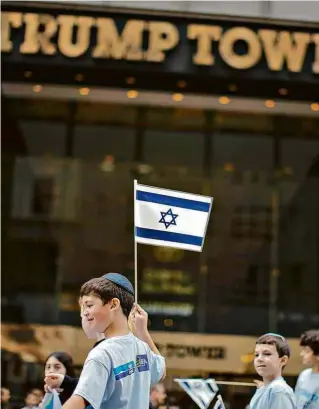  ?? PARADA CELEBRA ISRAEL EM NOVA YORK
Kena Betancur/Getty Images/AFP ?? Crianças marcham diante da Trump Tower, em Manhattan, durante desfile que, neste ano, comemora os 70 anos do Estado judeu