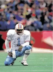  ??  ?? Quarterbac­k Warren Moon was part of a star-studded Oilers team that led the Bills 35-3 in the third quarter.