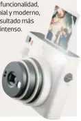  ?? ?? Te permite obtener fotos más grandes en comparació­n con sus hermanas de la línea Instax, presenta una cámara fácil de usar e incluye el modo selfie que se activa con un botón. Combina funcionali­dad, estilo genial y moderno, con un resultado más grande e intenso.