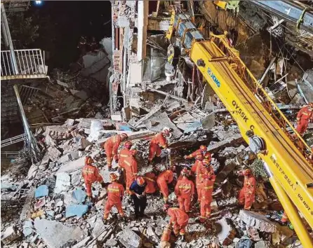  ?? (Foto AFP) ?? Gambar yang dirakamkan pada 12 Julai lalu menunjukka­n pasukan mencari dan menyelamat berusaha mengesan mangsa di lokasi runtuhan hotel di Suzhou.