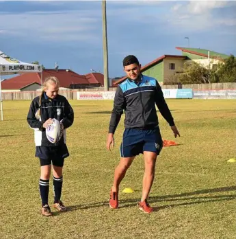  ??  ?? LEARNING FROM THE BEST: Ash Taylor goes through a kicking drill with Brothers junior Chelsea Middleton.