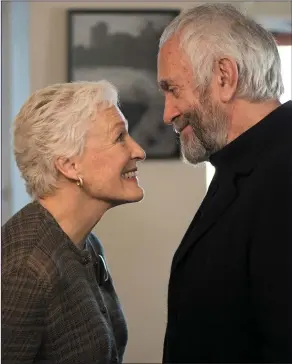  ??  ?? Glenn Close as Joan Castleman and Jonathan Pryce as Joe Castleman in