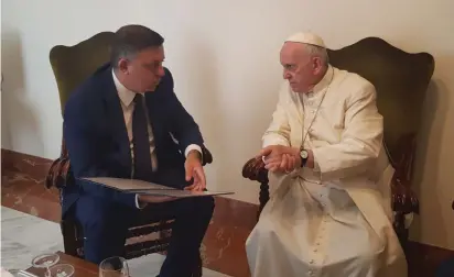  ??  ?? ZIONIST UNION head Avi Gabbay meets with Pope Francis in the Vatican earlier this week.