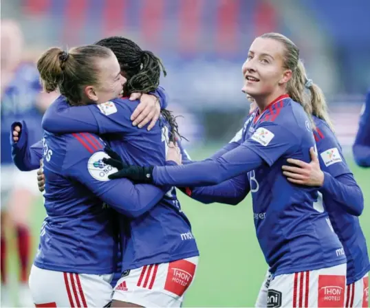  ?? Foto: Heiko Junge, NTB ?? ⮉ Vålerenga-kvinnene fikk nok en gang mange mål å juble for i Toppserien da Åsane ble knust 4–1.