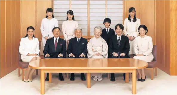  ?? FOTO: REUTERS ?? Kaiser Akihito (vorne 3. von links) und Kaiserin Michiko (vorne 4. von links) posieren mit ihrer Familie für das traditione­lle Neujahresf­oto im Kaiserpala­st von Tokio. Kronprinz Naruhito (vorne 2. von links) sitzt zur Rechten seines Vaters, neben ihm...