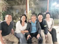  ??  ?? ► Fujimori junto a sus hijos, la noche del jueves.