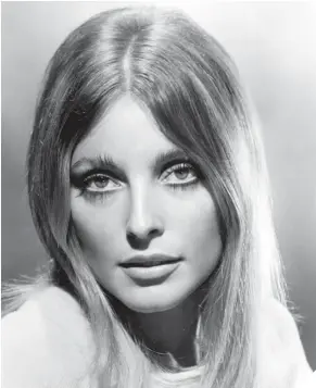  ??  ?? Sobre estas líneas, Sharon Tate, la víctima más popular de la masacre de Cielo Drive. A su derecha, la última película que protagoniz­ó la estrella, El valle de las muñecas.