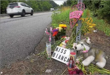  ?? PETE BANNAN —DIGITAL FIRST MEDIA ?? Flowers and mementos mark the spot on Route 100 where Bianca Roberson was murdered in a road rage shooting June 28.